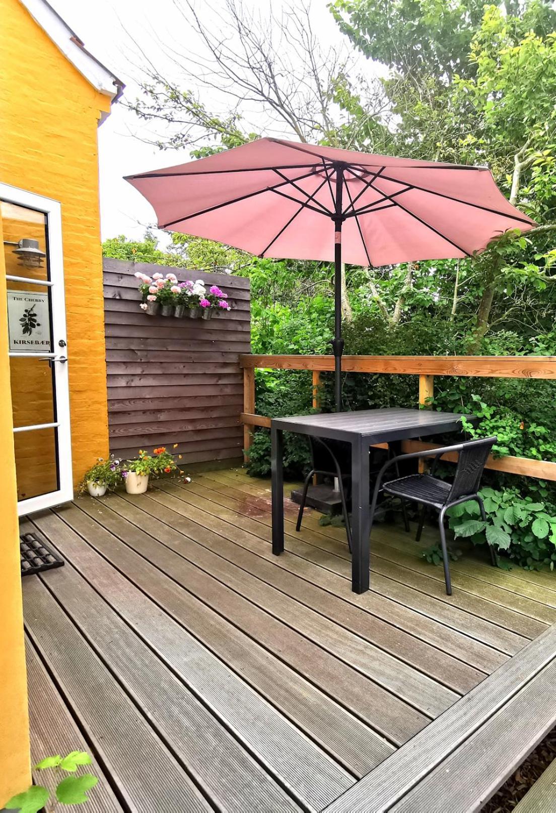 The Cherry Apartment - 'Den Gule Svane' Guest House Near Ronne & Beach Exterior photo